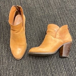 Gianni Bini tan booties